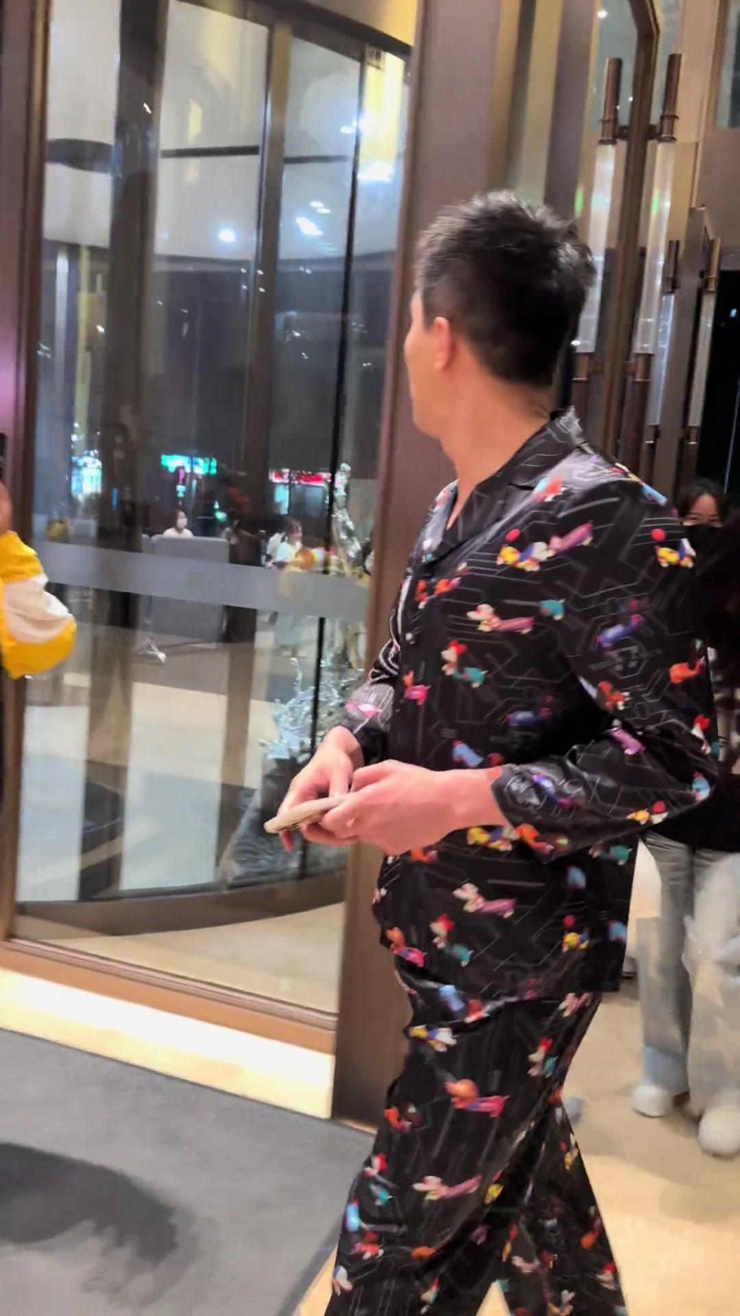 郭艾倫參加綜藝節(jié)目錄制 怎么還穿上睡衣了呢