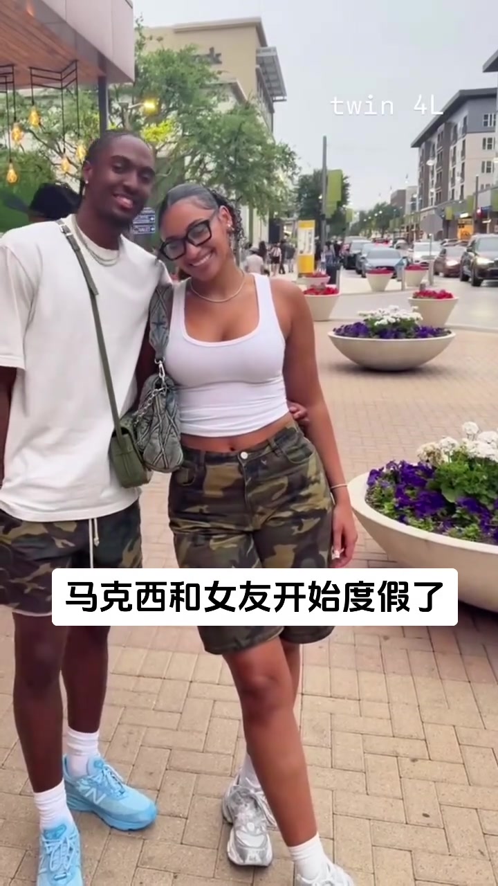 釣魚不香嗎無緣季后賽的馬克西已經(jīng)和女友度假去了??